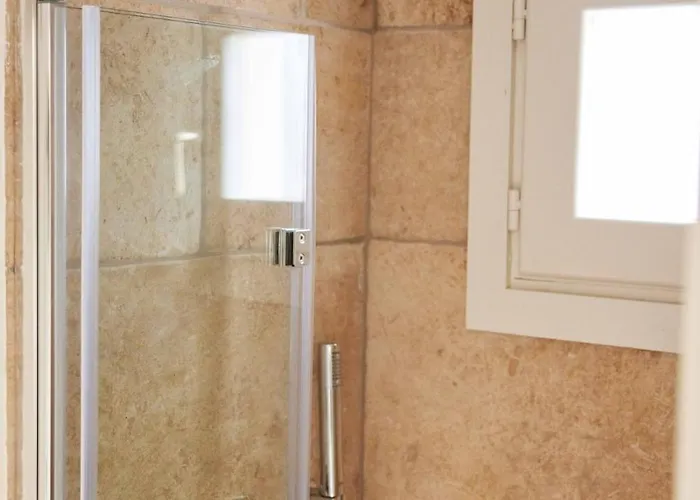 Дом отдыха Dimora Storica A Con Terrazzo Jacuzzi X Dimora Storica A Con Terrazzo E Jacuzzi Con 6 Posti Letto E Aria Condizionata Трани